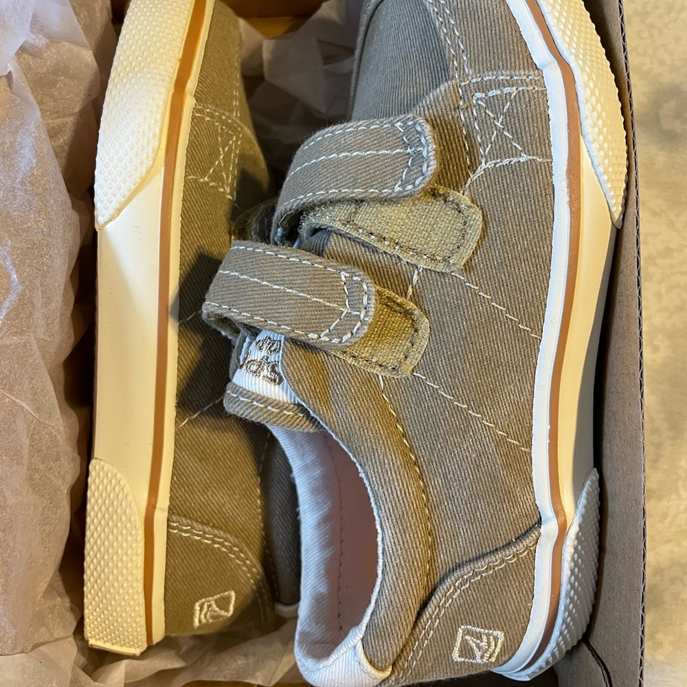 Sperry Halyard khaki shoes